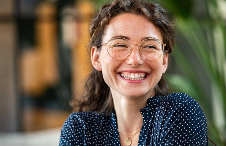 Femme grand sourire