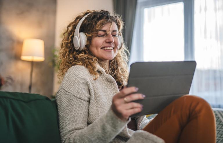 Femme sur une tablette
