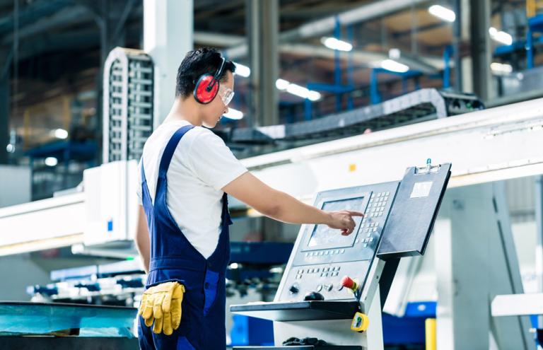 Homme sur machine numérique