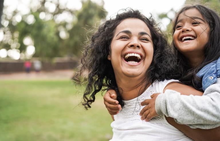 Mère et fille sourires