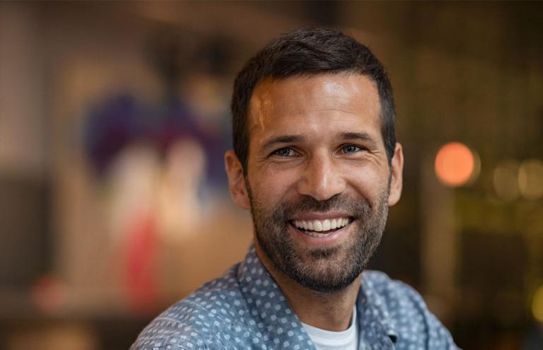 Un homme souriant