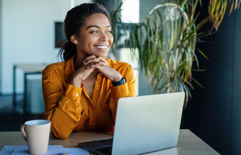 Une femme au bureau