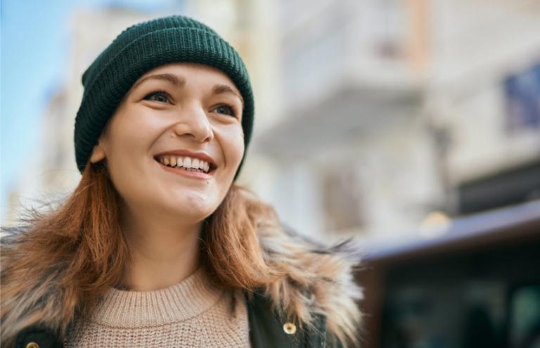 Une femme souriante