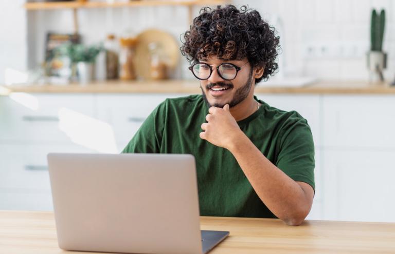 Etudiant sur un ordinateur