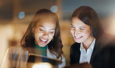 Deux femmes regardant une tablette