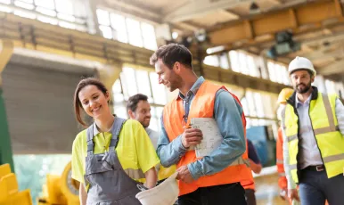 Ouvriers dans usine