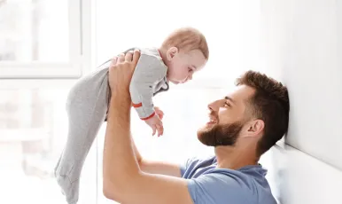Un papa avec son bébé