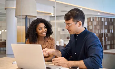 Deux employés sur un ordinateur
