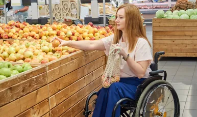 Femme dans un fauteuil roulant supermarché