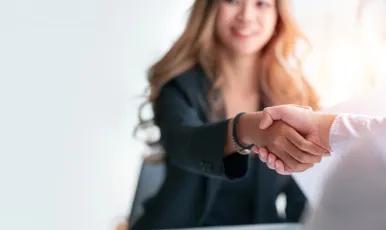 Conseillère avec un client